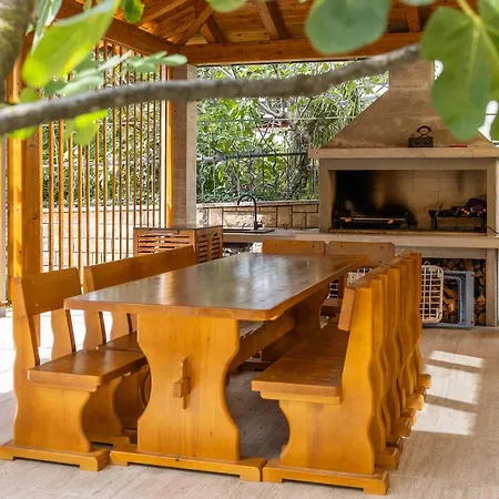 Dom wakacyjny 4 Bedroom Lovely In Selce