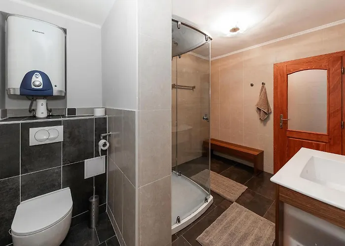 4 Bedroom Lovely In بيت للعطل