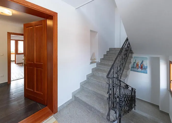 4 Bedroom Lovely In بيت للعطل *