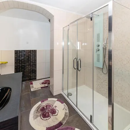 4 Bedroom Lovely In Ferienhaus *