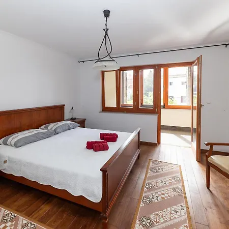 4 Bedroom Lovely In Feriehus Selce