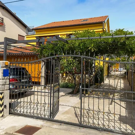 4 Bedroom Lovely In Selce